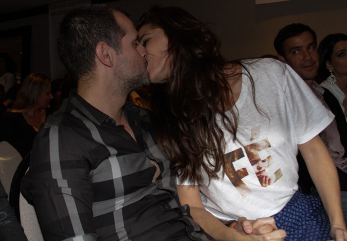 Giovanna Antonelli ganha anel e beijos do marido