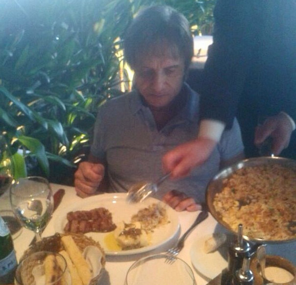 Roberto Carlos posta foto comendo carne após notícia de rescisão com a Friboi