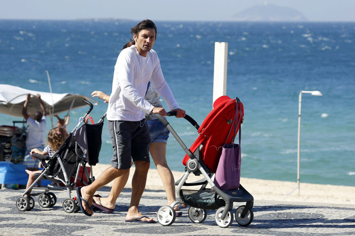 Ex-jogador Leonardo passeia com a família na orla carioca