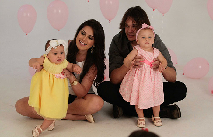 Natália Guimarães e Leandro posam em sessão especial com as filhas