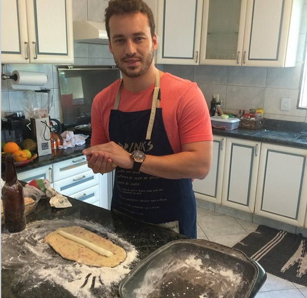 Rodrigo Andrade mostra seus talentos na cozinha