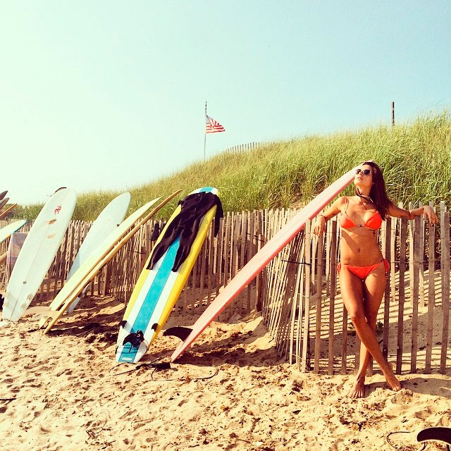 Thaila Ayala aproveita sol e praia perto de Nova York