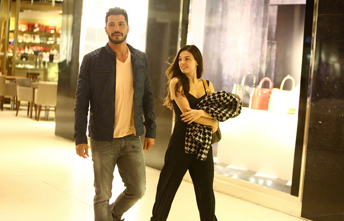 Isis Valverde passeia com ator mexicano em shopping carioca