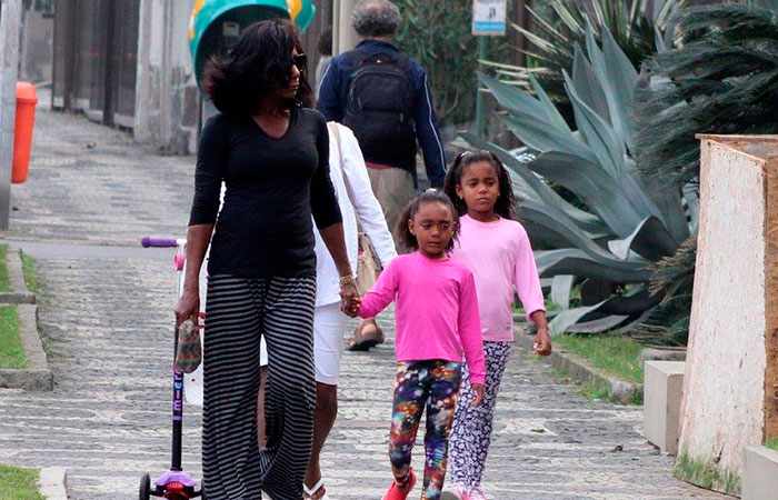 Glória Maria passeia com as filhas na Orla do Leblon