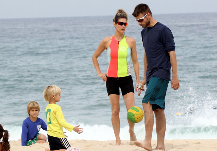 Rodrigo Hilbert se diverte com Fernanda Lima e os filhos na Praia do Leblon