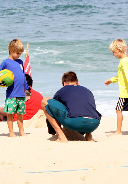 Rodrigo Hilbert se diverte com Fernanda Lima e os filhos na Praia do Leblon