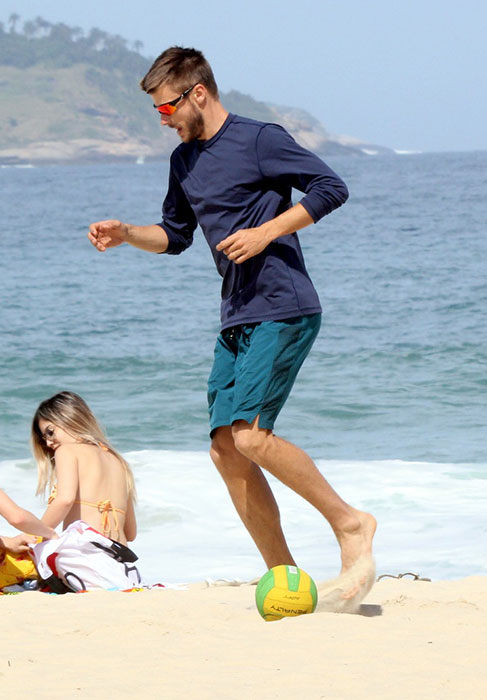 Rodrigo Hilbert se diverte com Fernanda Lima e os filhos na Praia do Leblon