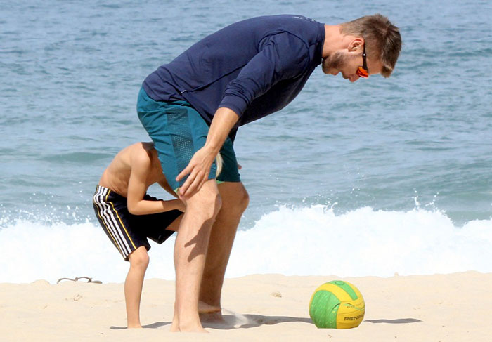 Rodrigo Hilbert se diverte com Fernanda Lima e os filhos na Praia do Leblon