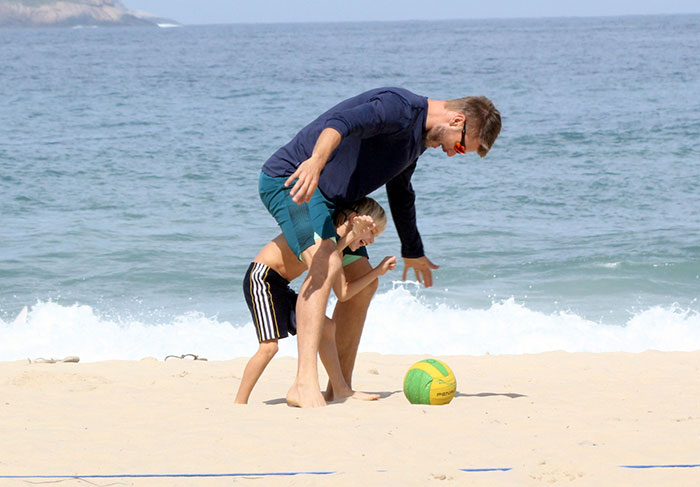 Rodrigo Hilbert se diverte com Fernanda Lima e os filhos na Praia do Leblon