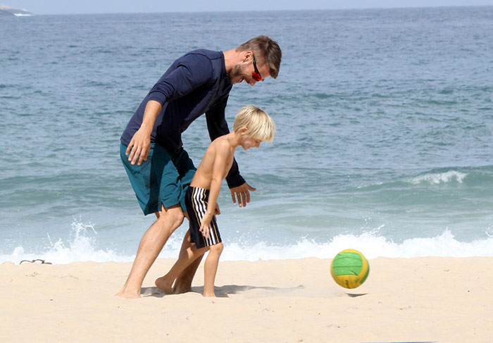 Rodrigo Hilbert se diverte com Fernanda Lima e os filhos na Praia do Leblon