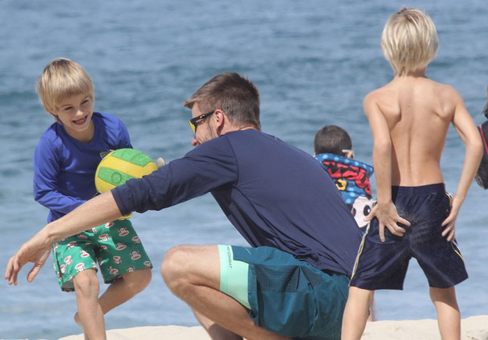 Rodrigo Hilbert se diverte com Fernanda Lima e os filhos na Praia do Leblon