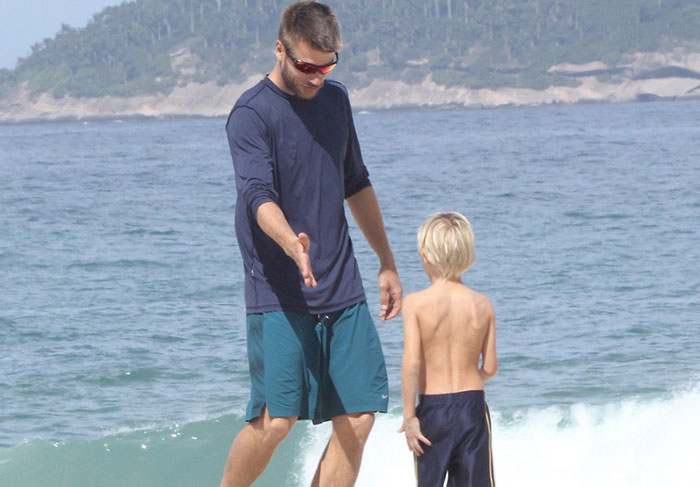 Rodrigo Hilbert se diverte com Fernanda Lima e os filhos na Praia do Leblon