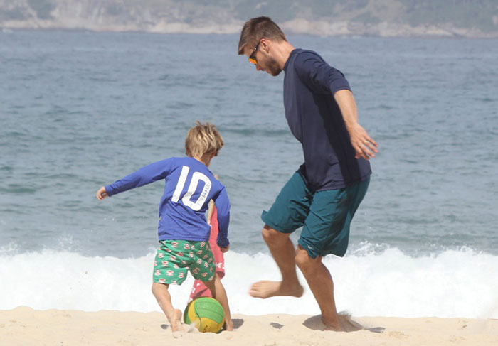 Rodrigo Hilbert se diverte com Fernanda Lima e os filhos na Praia do Leblon