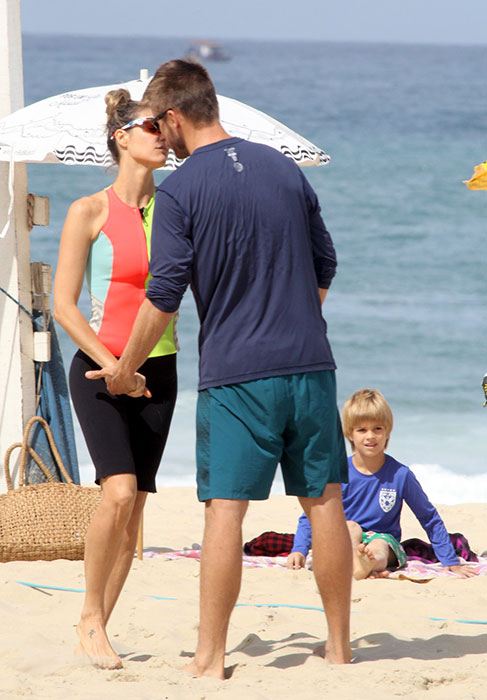 Rodrigo Hilbert se diverte com Fernanda Lima e os filhos na Praia do Leblon