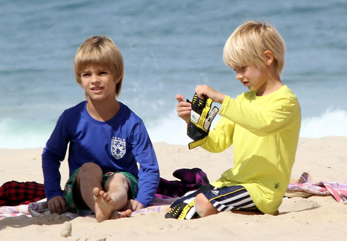 Rodrigo Hilbert se diverte com Fernanda Lima e os filhos na Praia do Leblon