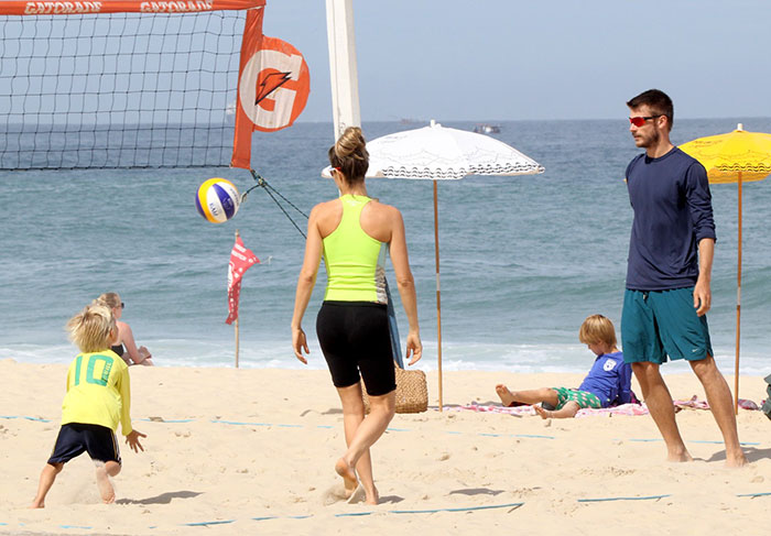 Rodrigo Hilbert se diverte com Fernanda Lima e os filhos na Praia do Leblon