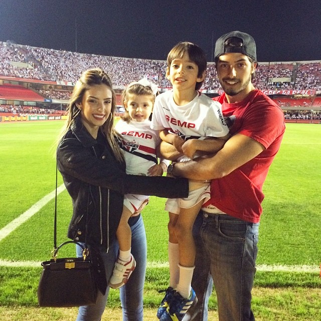 Carol Celico leva os filhos para prestigiar a estreia de Kaká no São Paulo