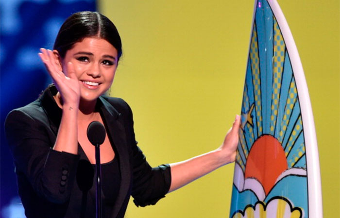  Selena Gomez se emociona no Teen Choice Awards