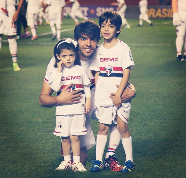 Kaká relembra dia dos pais em campo com os filhos