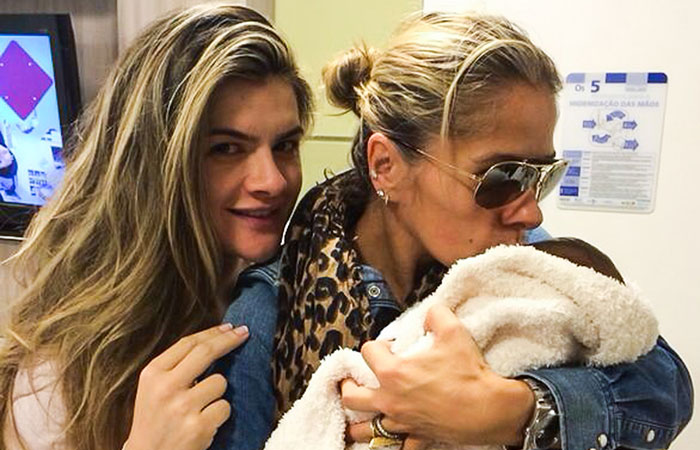 Adriane Galisteu visita Mirella Santos na maternidade