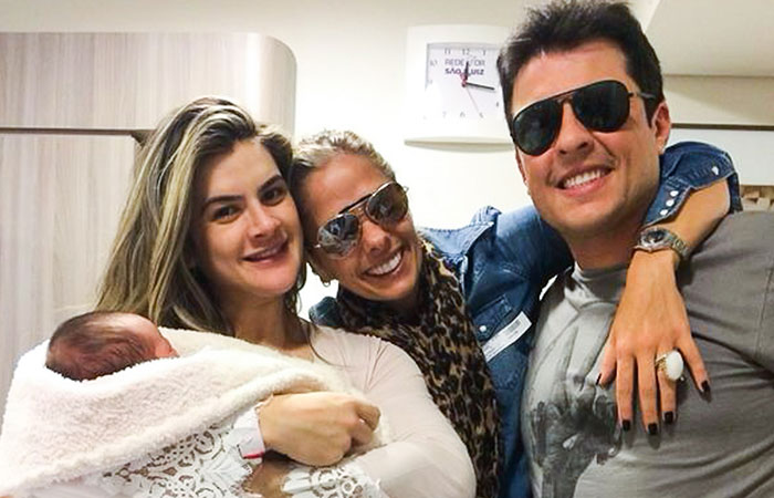 Adriane Galisteu visita Mirella Santos na maternidade