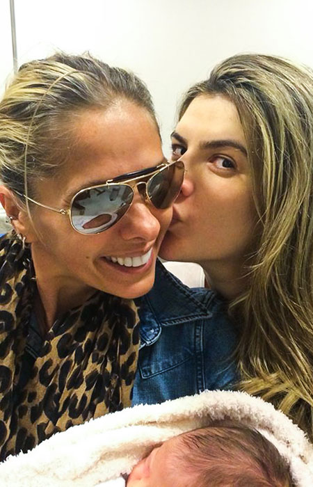 Adriane Galisteu visita Mirella Santos na maternidade