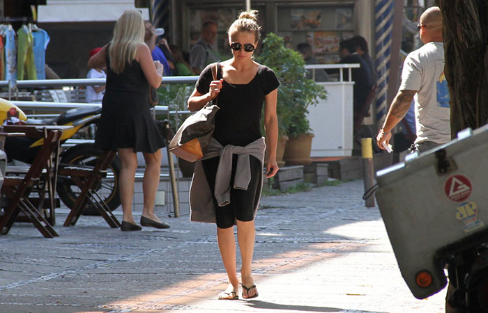  De chinelo, Juliana Silveira passeia e faz pausa para o almoço no Rio de Janeiro