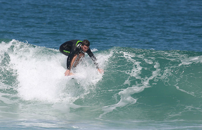 Em dia de praia, Kayky Brito acena para fotógrafo