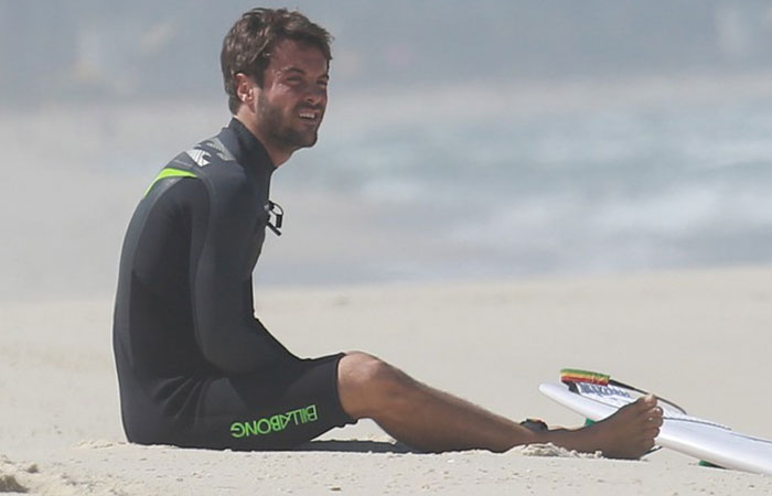 Em dia de praia, Kayky Brito acena para fotógrafo