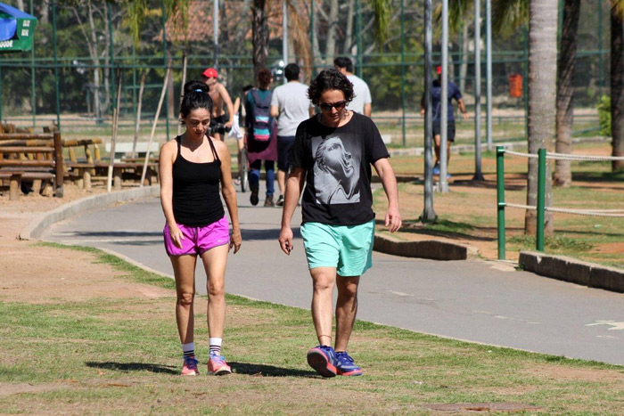 Cláudia Ohana se exercita com o namorado