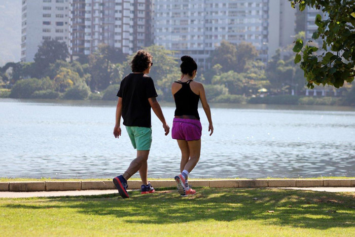 Cláudia Ohana se exercita com o namorado