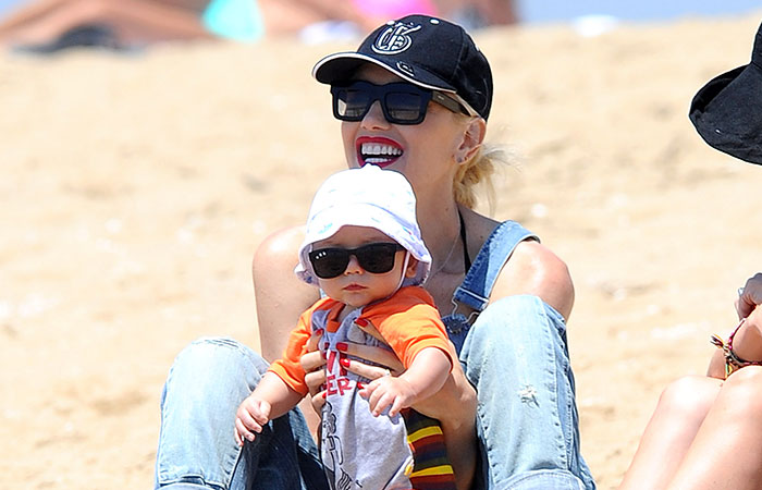  Gwen Stefani curte dia na praia com seus pequenos