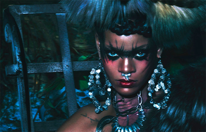 Rihanna encarna guerreira tribal para ensaio fotográfico