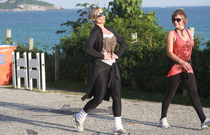 Ellen Roche faz caras e bocas ao ser fotografada no Rio de Janeiro