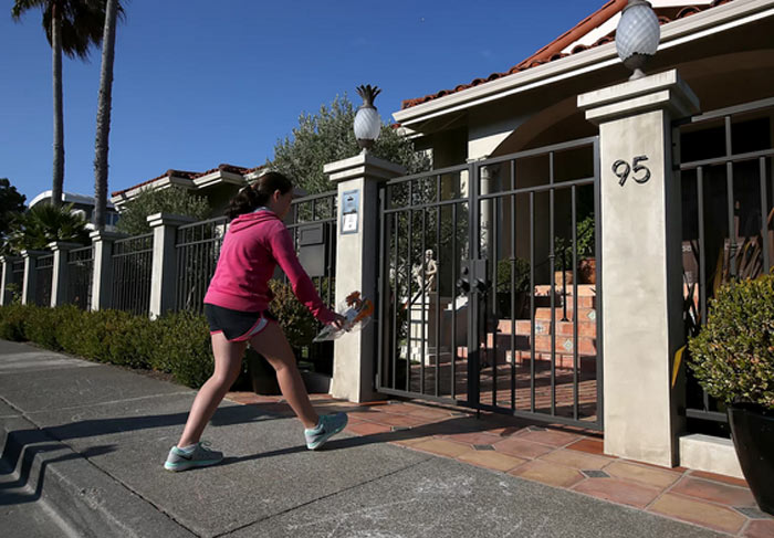 Fãs prestam homenagens a Robin Williams em frente à casa do ator 