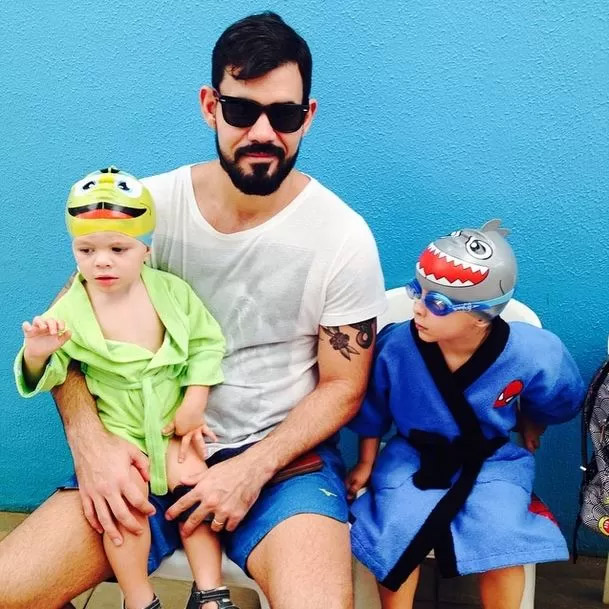 Juliano Cazarré leva seus meninos para o primeiro dia de aula de natação