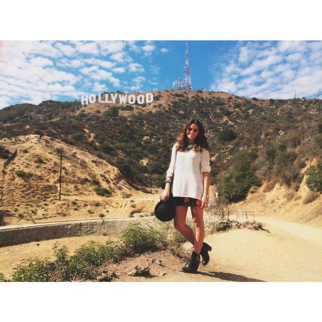 Bruna Marquezine faz pose ao lado do maior símbolo de Hollywood