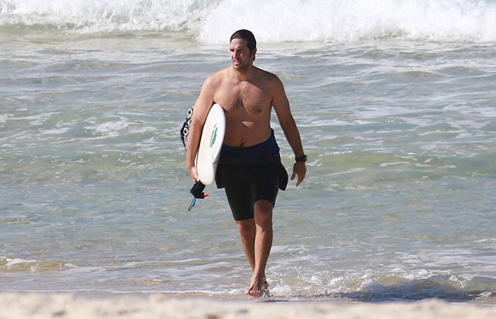 Vladimir Brichta mostra habilidades no surfe na Barra da Tijuca