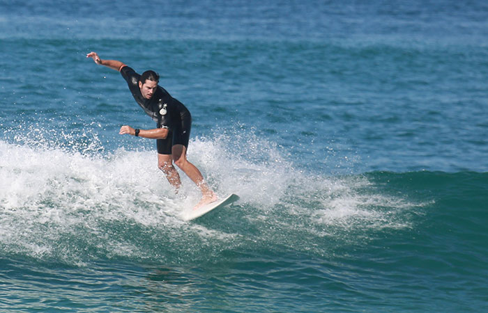 Vladimir Brichta mostra habilidades no surfe na Barra da Tijuca