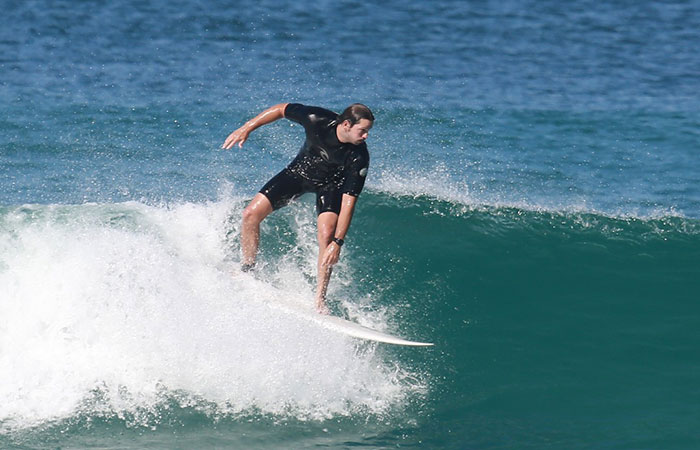 Vladimir Brichta mostra habilidades no surfe na Barra da Tijuca