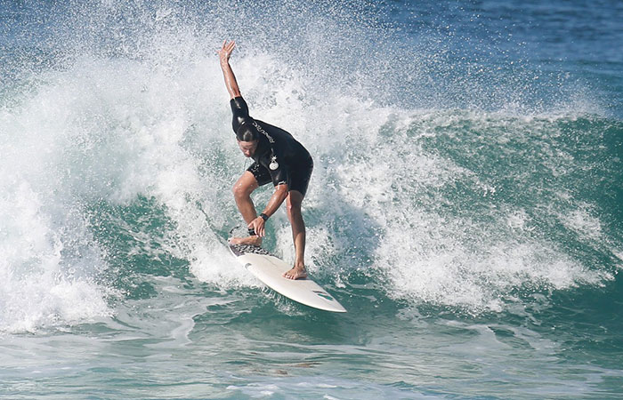 Vladimir Brichta mostra habilidades no surfe na Barra da Tijuca