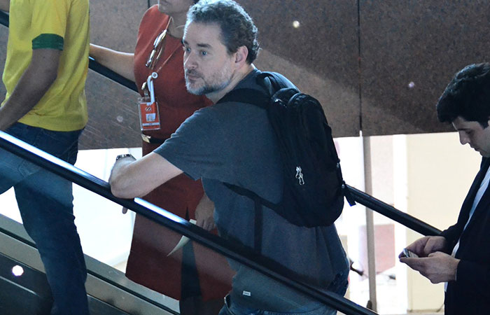  Dan Stulbach embarca de mochila nas costas em aeroporto carioca