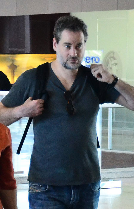  Dan Stulbach embarca de mochila nas costas em aeroporto carioca