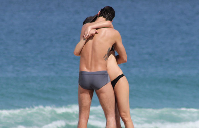 ) Giba beija muito na praia da Barra da Tijuca
