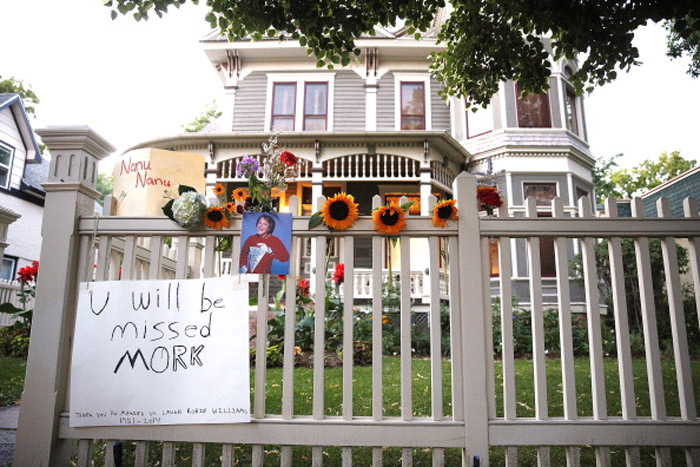 Na porta de sua casa, fãs prestam homenagens ao ator Robin Williams, morto aos 63 anos