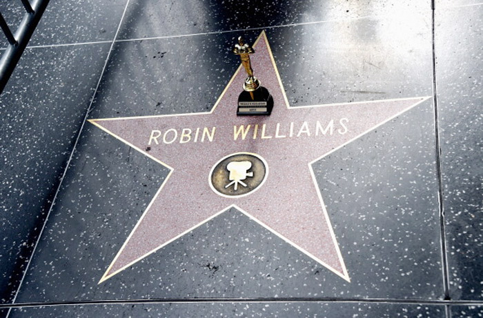 Fãs prestam homenagens ao ator Robin Williams, na Calçada da Fama, em Hollywood