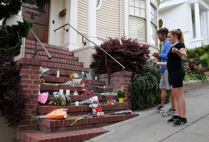 Na porta de sua casa, fãs prestam homenagens ao ator Robin Williams, morto aos 63 anos