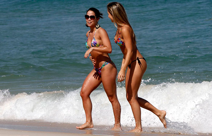 Pérola Faria e Carol Guarnieri mostram a boa forma na Barra da Tijuca
