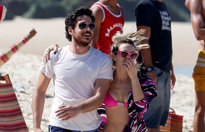 Bianca Bin e Marcos Pigossi curtem tarde romântica na praia