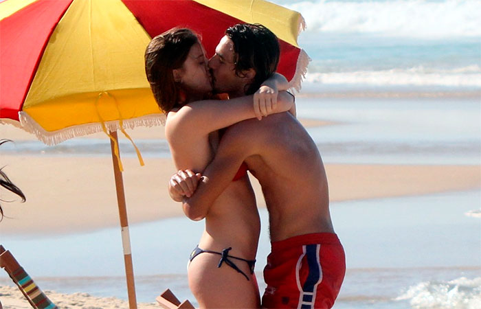 ) Alice Wegmann e Brenno Leone gravam cenas românticas na praia